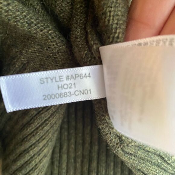 J crew olive green men's sweater with round neck and two buttons size Large - Picture 4 of 10